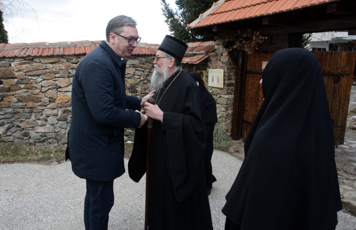 Vučić obišao manastir u sel Lepčince i najavio završetak radova na porodilištu u Vranju