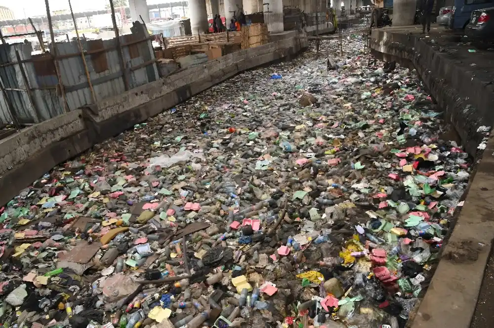 Zagađeni ekonomski centar Nigerije Lagos zabranjuje stiropor, plastiku