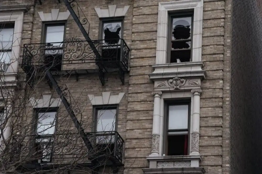 Jedna osoba nastradala, 17 povređeno u požaru u stanu u Njujorku
