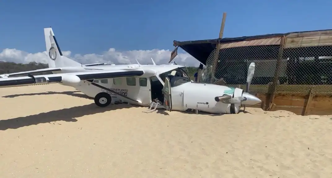 Avion sa padobrancima srušio se na plažu u Meksiku, jedna osoba poginula