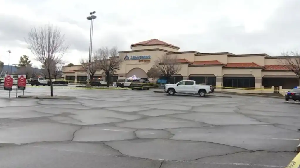 Muškarac naoružan mačetama nasrnuo na policajce u supermarketu u Kaliforniji