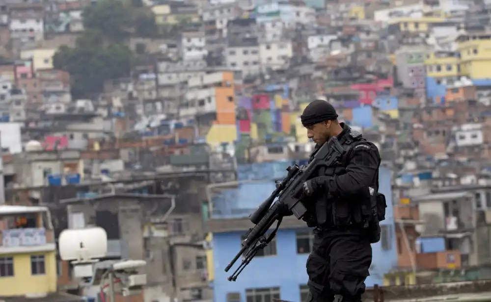 Najmanje 9 poginulih i 6 povređenih u policijskim racijama u favelama Rio de Žaneira