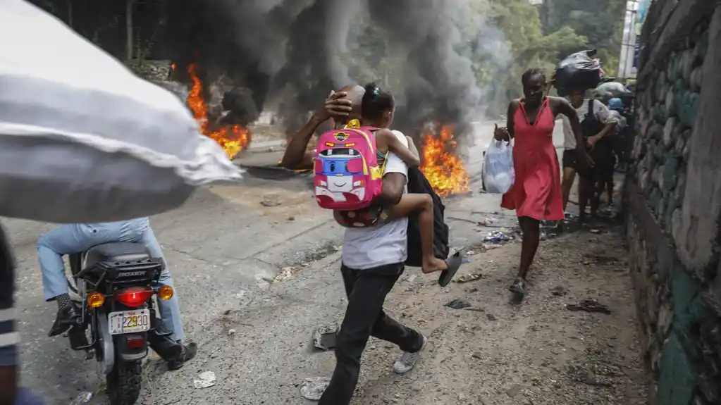 Bivši vođa pobunjenika se pojavio u glavnom gradu Haitija usred protesta, zahtevajući svrgavanje premijera