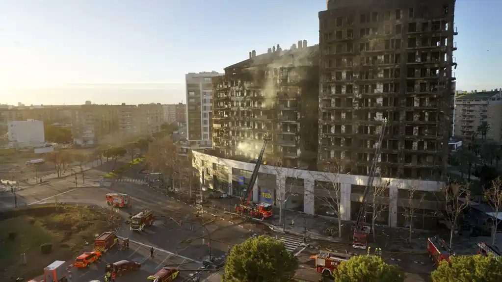 Požar u stambenom bloku u Valensiji odneo devet života, sumnje na građevinski materijal
