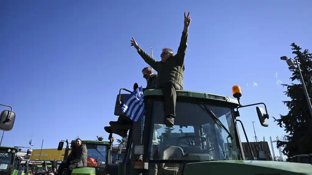 Grčki farmeri bacaju proizvode ispred poljoprivrednog sajma i obećavaju da će eskalirati proteste