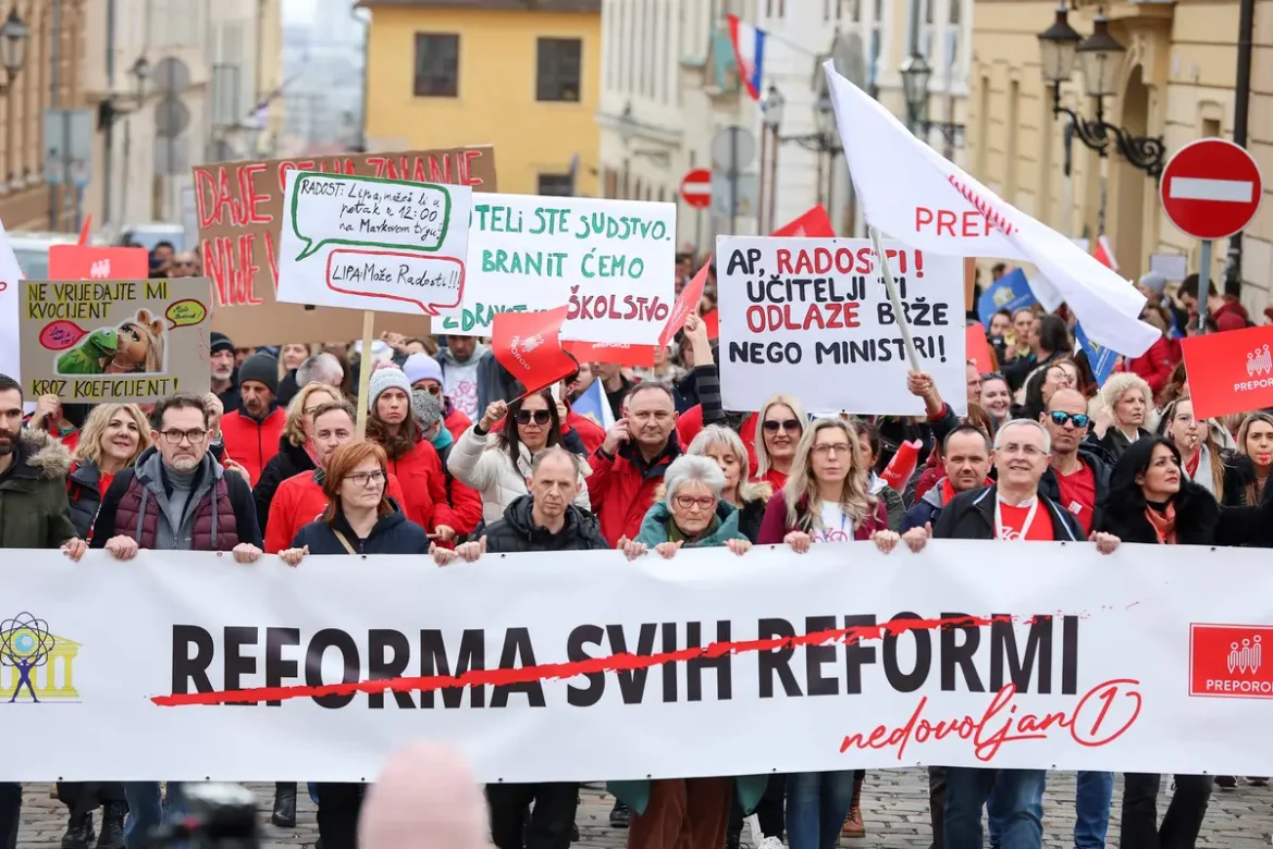 Protest nastavnika na Markovom trgu u Zagrebu