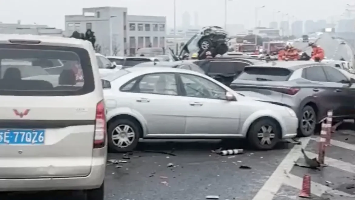 Lančani sudar više od 100 vozila u Kini, povređeno najmanje devet osoba