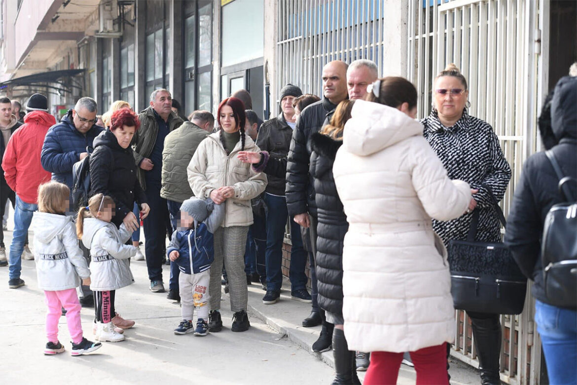 I danas redovi za podizanje dinara na KiM, pogođeni i studenti