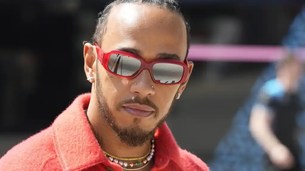 Hamilton: Ostvario mi se dečački san da vozim Ferari crveni