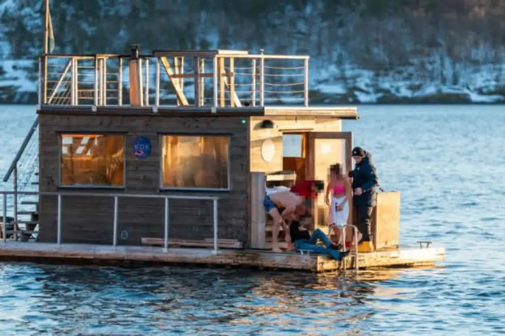 Dramatično spašavanje: Plutajuća sauna spasila dvoje ljudi iz potonule Tesle u Norveškoj