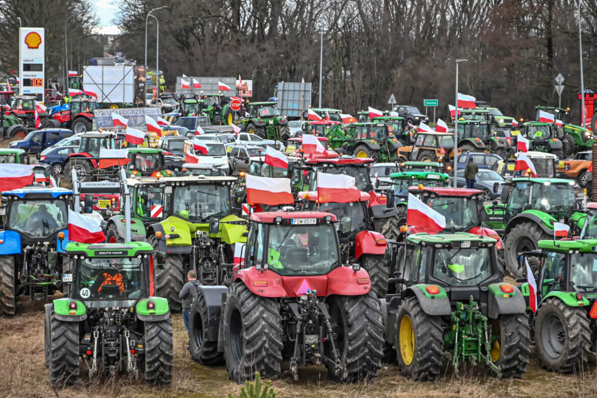 Poljska zabrinuta jer se na protestima poljoprivrednika pojavljuju proputinovski slogani