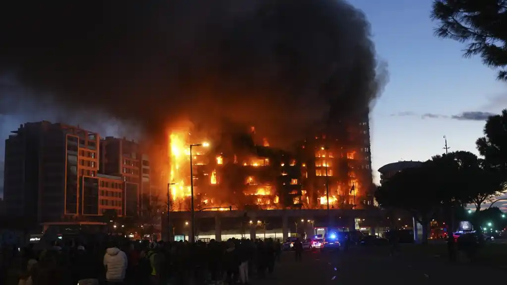 Požar je zahvatio 2 zgrade u španskom gradu Valensiji, a povređeno je najmanje 13 ljudi