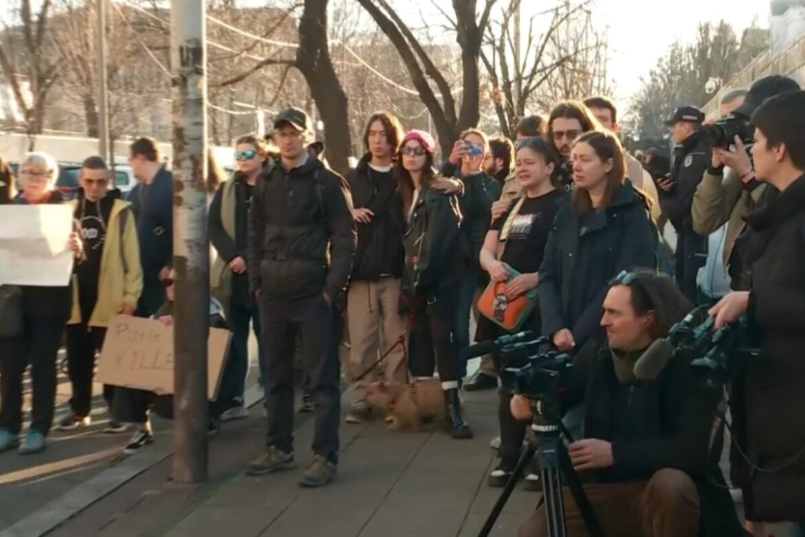 Protest ispred Ambasade Rusije u Beogradu: „Umrla je naša poslednja nada, Navaljni“