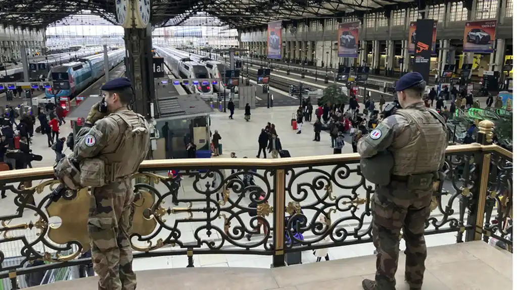 Troje ranjenih u napadu nožem u Parizu