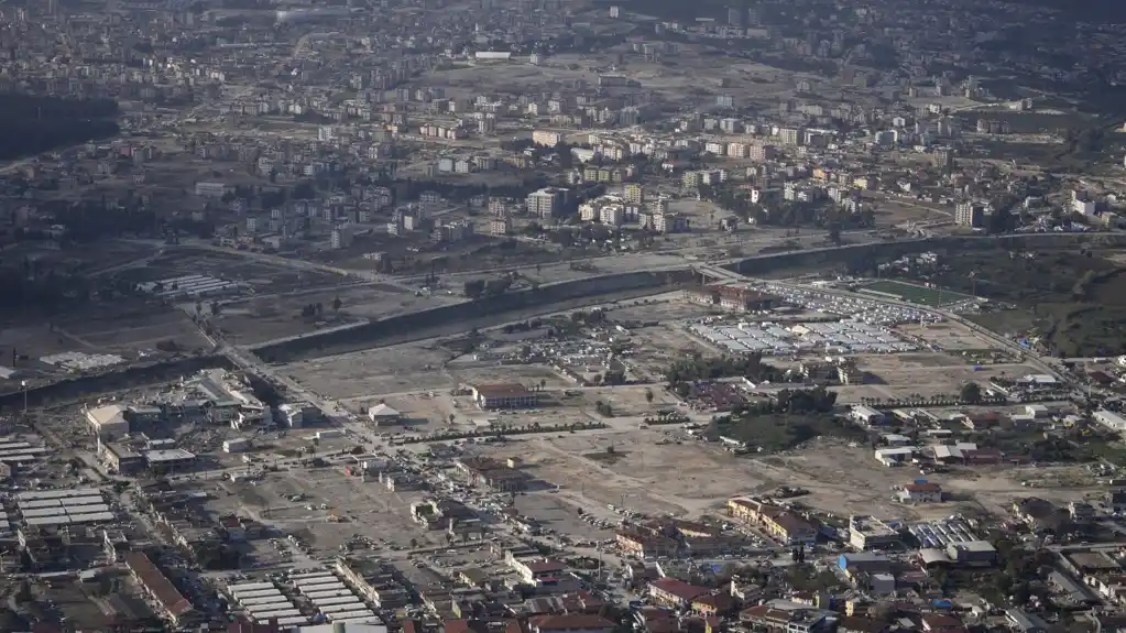 Godišnjica zemljotresa u Turskoj: Sećanje na žrtve i nastavak obnove