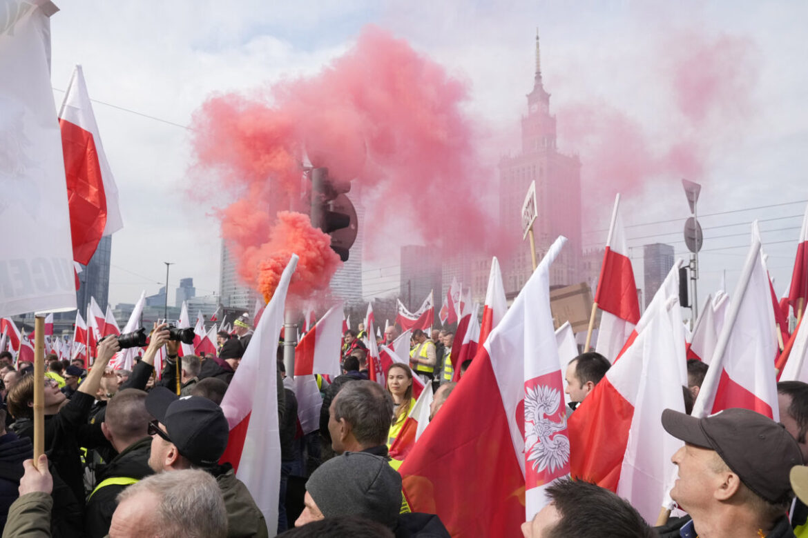 Hiljade poljoprivrednika krenule ka Varšavi na protest zbog ukrajinskog uvoza i mera EU