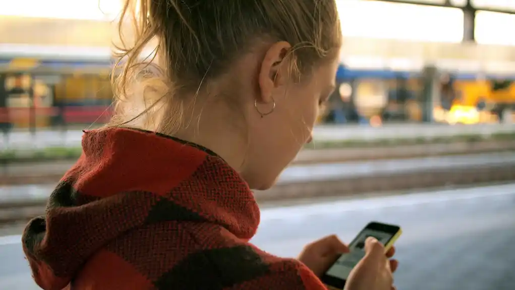Zašto zabrane pametnih telefona ili društvenih medija za tinejdžere mogu učiniti više štete nego koristi