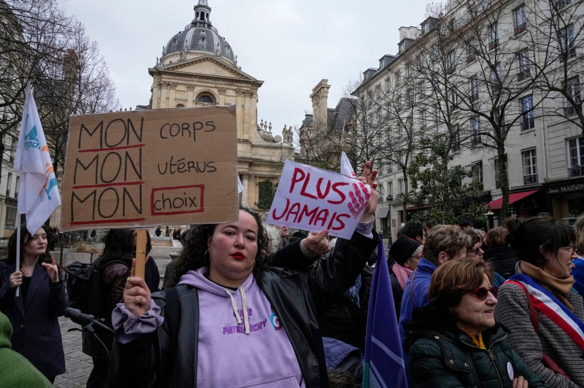 Francuska danas postaje prva zemlja koja u svoj Ustav uvela pravo na abortus