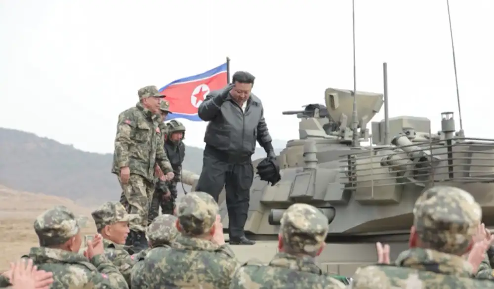 Kim Džong Un se pridružio obuci novorazvijenih borbenih tenkova, pozivajući na veće pripreme za rat