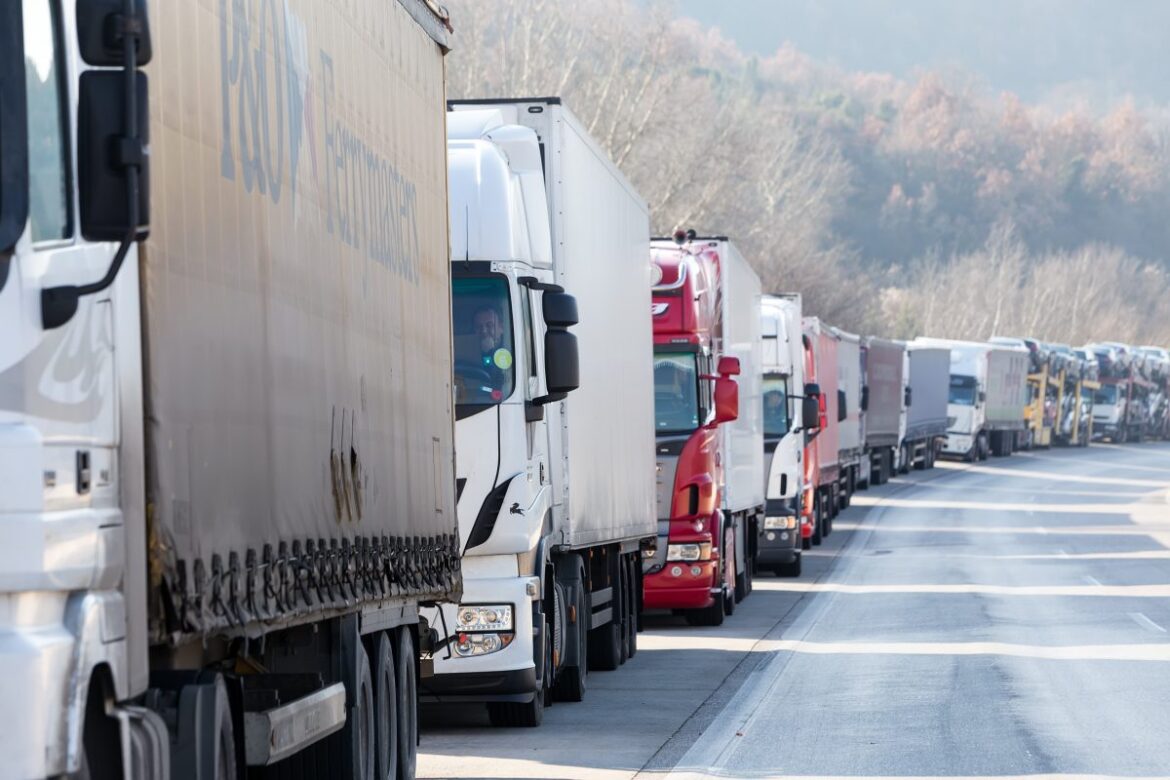AMSS: Kamioni na izlazu iz Srbije čekaju do 3 sata