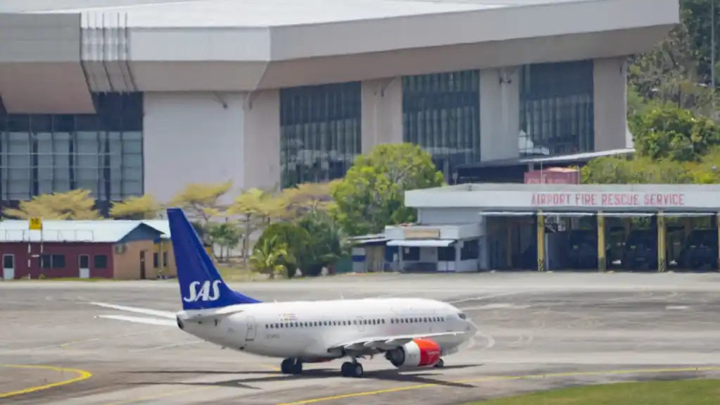 Avion Skandinavijan erlajnsa sleteo na malezijsko ostrvo gde je norveški kralj hospitalizovan