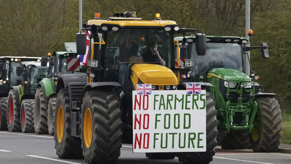 Britanski farmeri u traktorima idu do parlamenta u znak protesta protiv pravila posle Bregzita