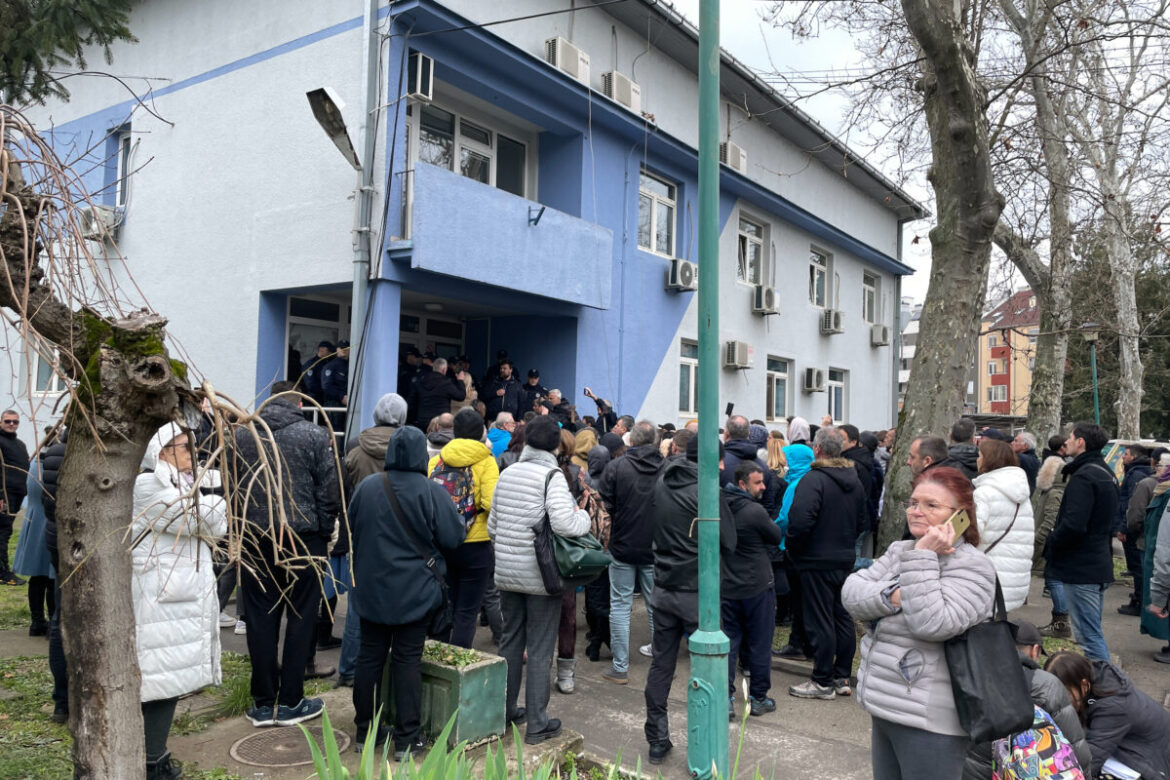 Udruženja socijalnih radnika osudila upad građana u dvorište Centra u Novom Sadu