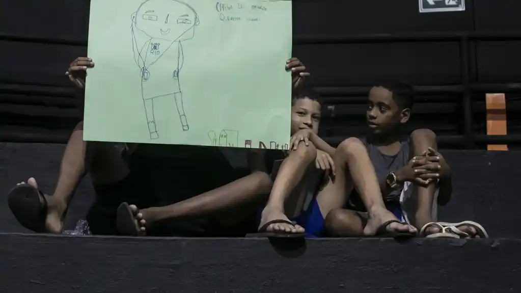 Dečji crteži odražavaju redovno nasilje koje oblikuje njihove živote u faveli u Rio de Žaneiru