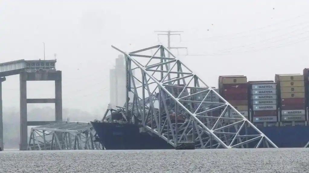 Stiže najveći kran za uklanjanje ostataka strušenog mosta u Baltimoru