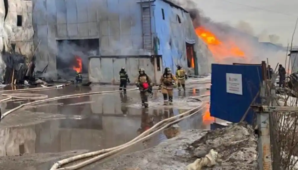 Gori hangar u blizini aerodroma Sankt Peterburg u Rusiji