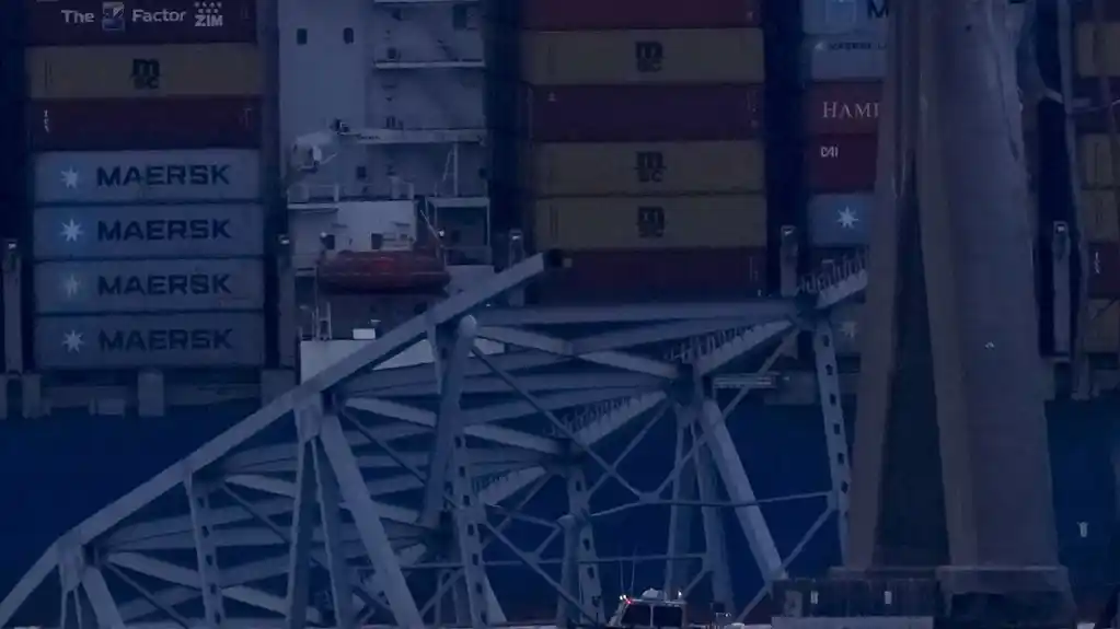 Policajci uspeli da zaustave saobraćaj pre nego što se Baltimorski most srušio