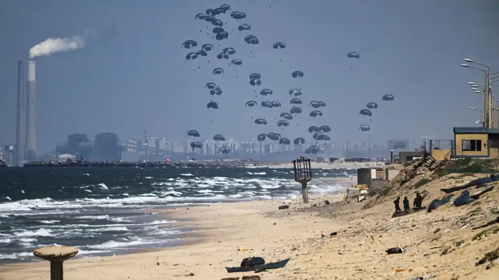 Hamas apelovao da se prekine slanje pomoći Gazi padobranima