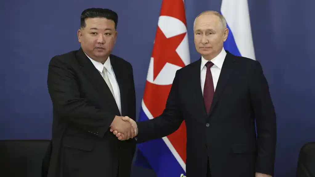 Kim iz Severne Koreje uživa u ruskoj luksuznoj limuzini koju je Putin poklonio