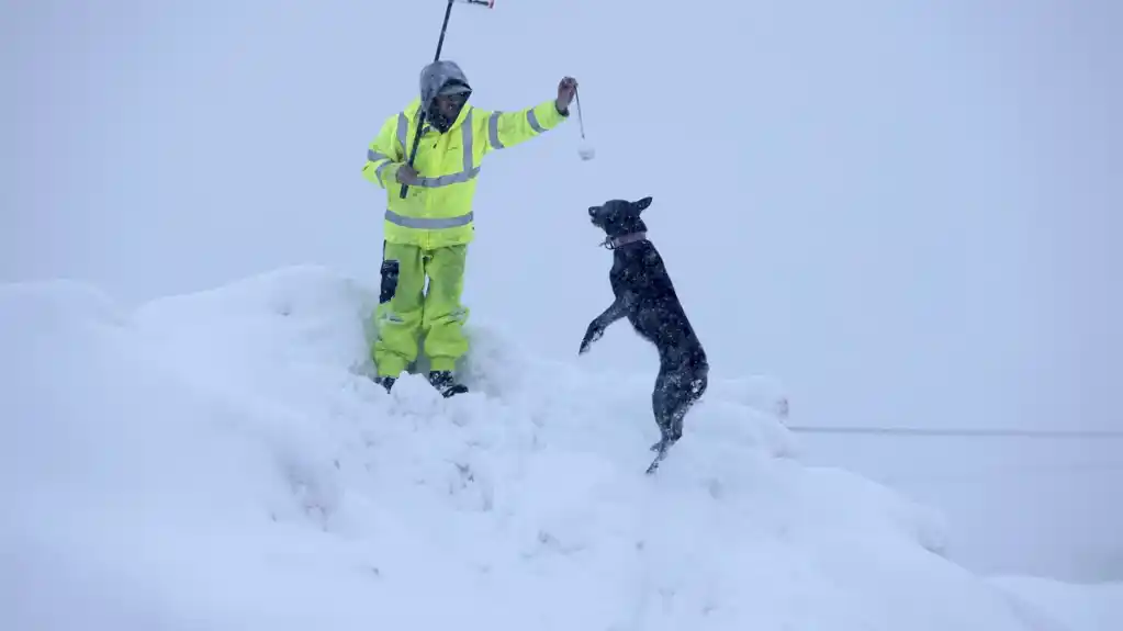 Ključni autoput u severnoj Kaliforniji zatvoren jer sneg nastavlja da pada širom Sijera Nevade