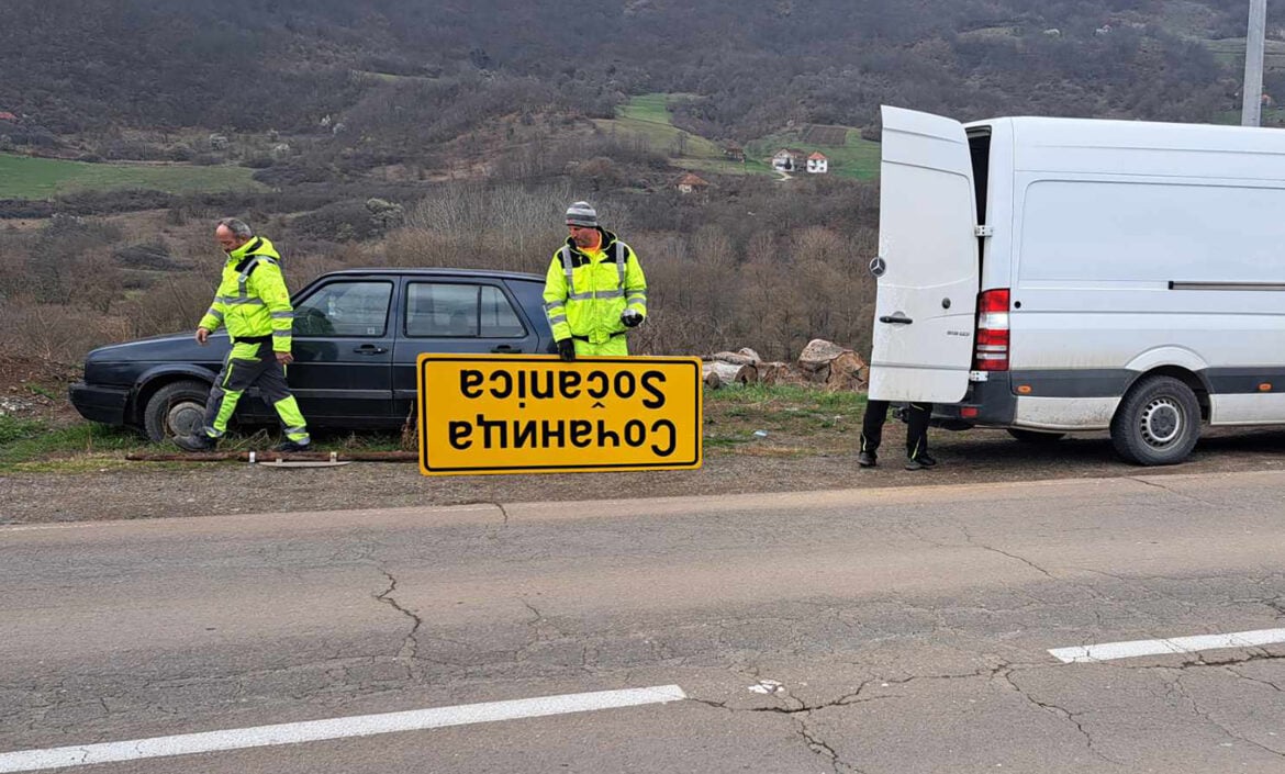 Na severu KiM uklanjanje ćiriličnih tabli sa nazivima mesta i gradova