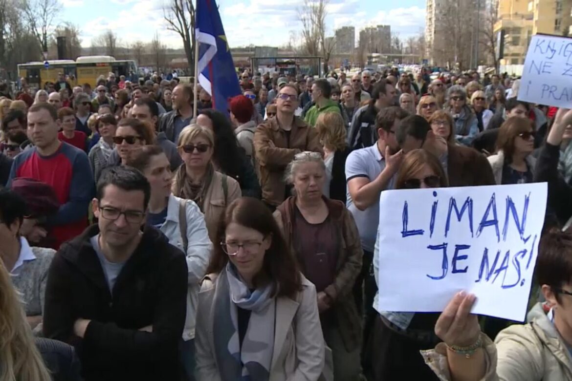 Protest u Novom Sadu zbog izgradnje objekata na zelenoj površini kraj Štranda