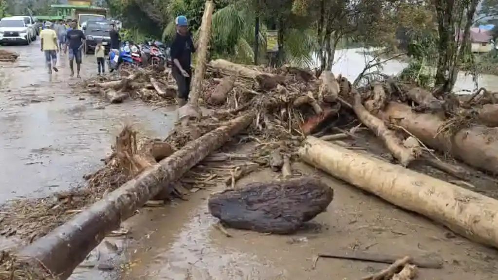 Najmanje 26 mrtvih i 11 nestalih nakon bujičnih poplava i klizišta na indonezijskom ostrvu Sumatra