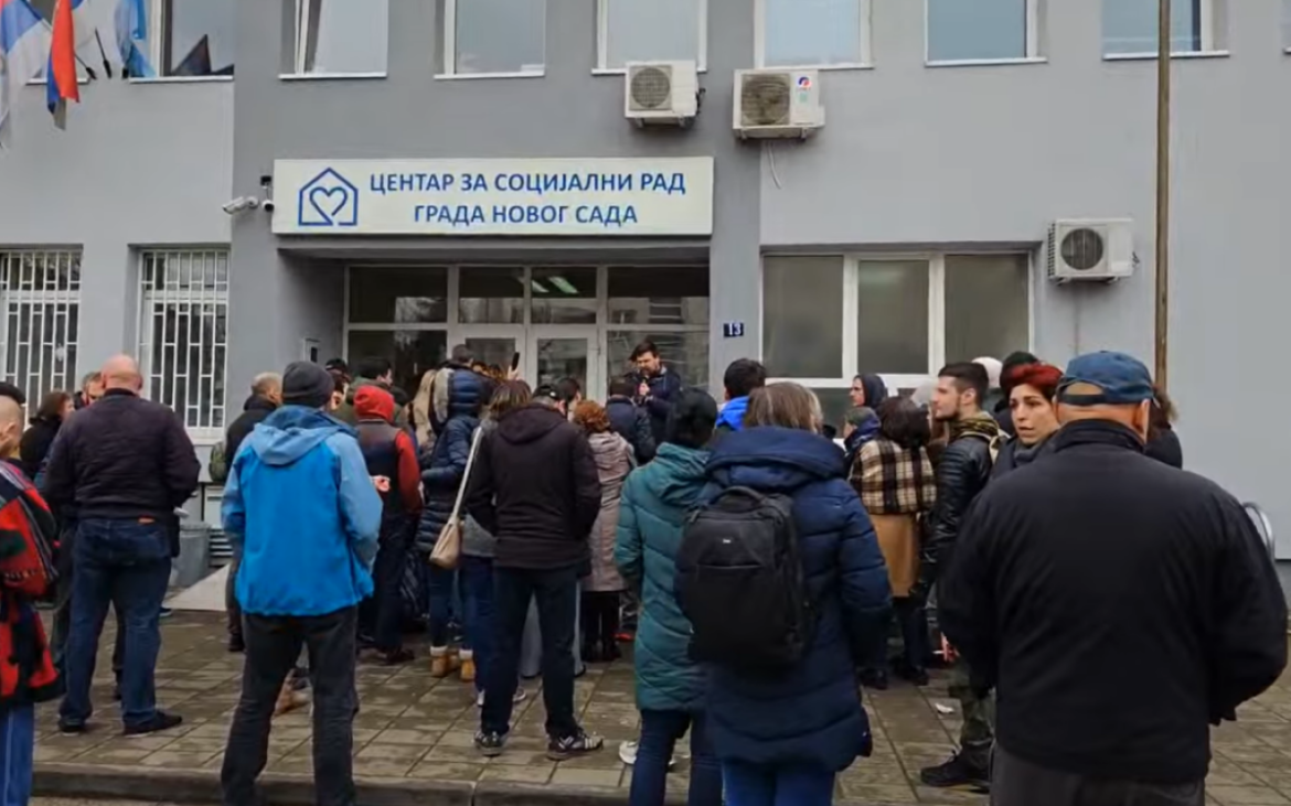 Protest u Novom Sadu zbog oduzimanja dece, demonstranti srušili ogradu ispred CSR