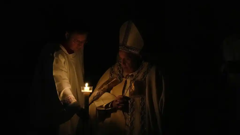 Papa stigao u baziliku Svetog Petra da prisustvuje Uskršnjem bdenju