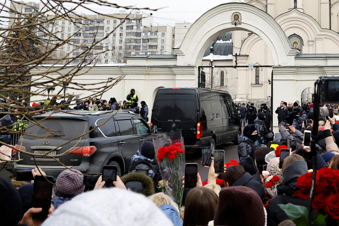 Sahranjen Navaljni: Hiljade ljudi uzvikivali njegovo ime, Kremlj upozorio da će sprečiti demonstracije