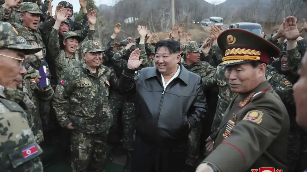 Kim Džong Un ohrabruje oklopne snage nakon tenkovske vežbe