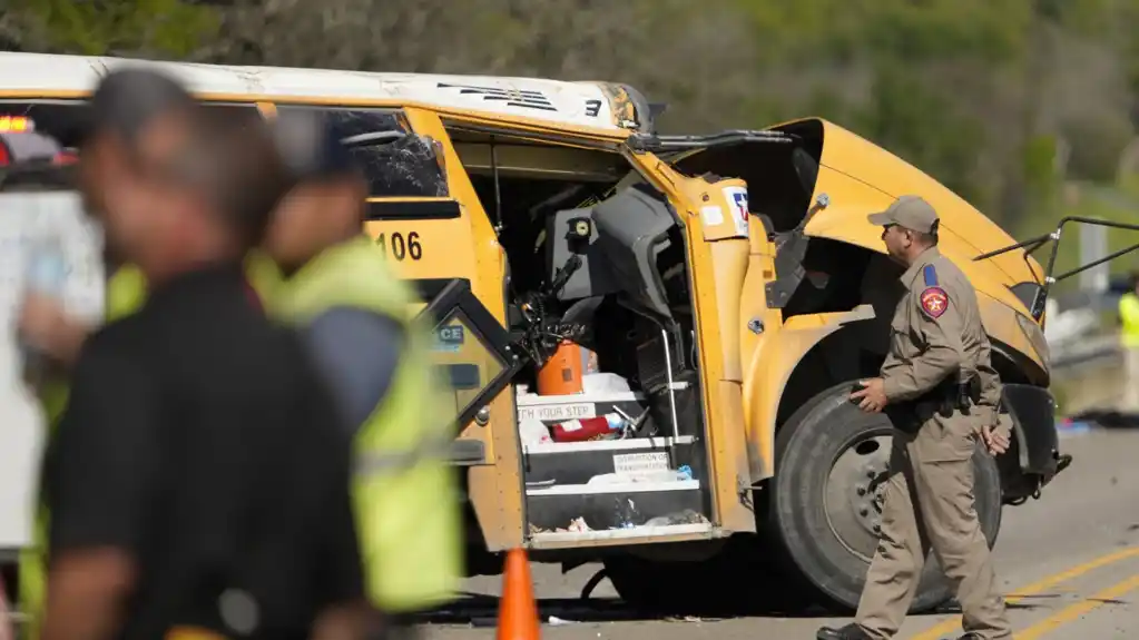 Kamion udario u školski autobus koji je prevozio više od 40 učenika u Teksasu, 2 osobe nastradale