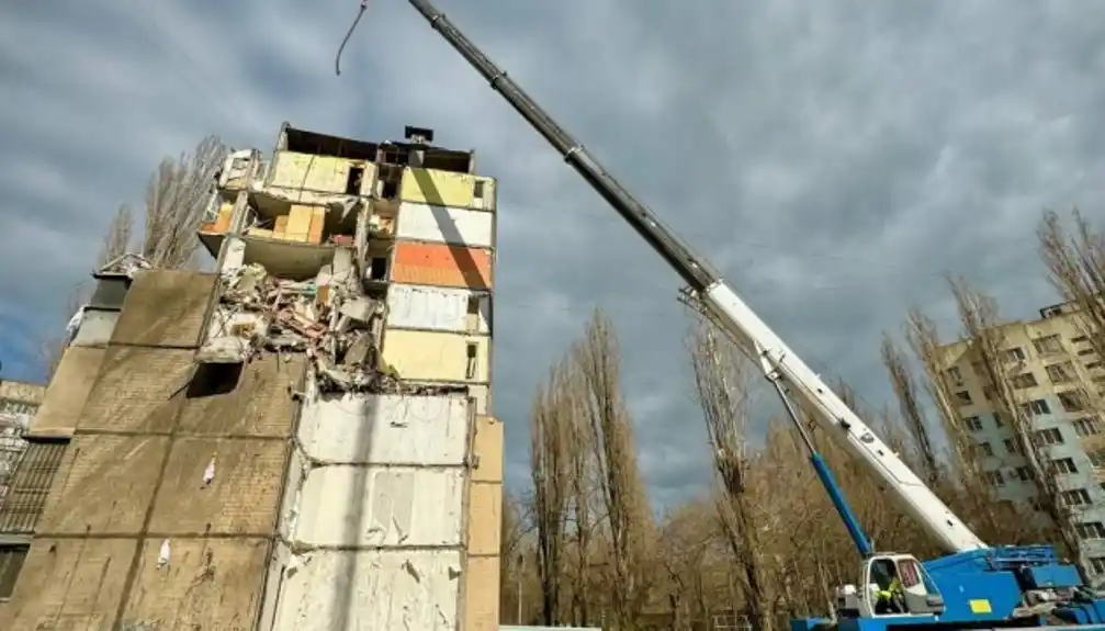 U Odesi počela demontaža dela višespratnice uništene dronom
