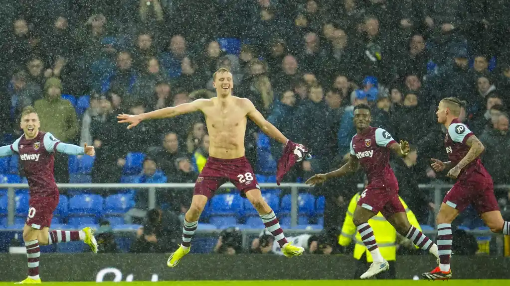 Vest Ham nadmašio Everton golovima u nadoknadi vremena