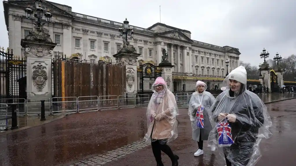 Vozač uhapšen nakon što je automobilom udario u kapiju Bakingemske palate u Londonu