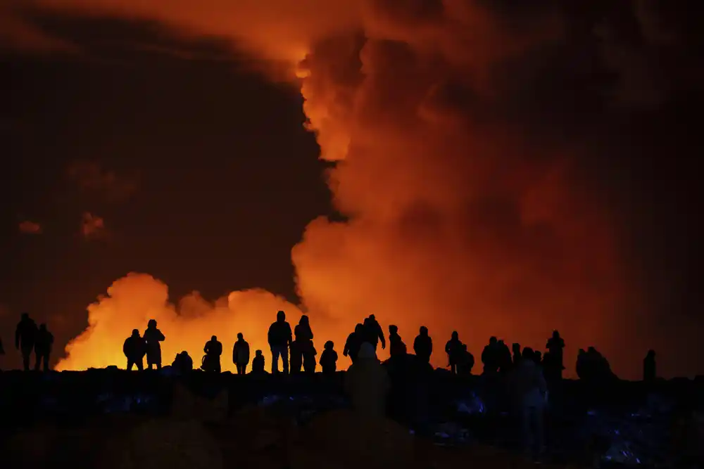 Vulkan na Islandu eruptira četvrti put u 3 meseca, šaljući oblake lave prema nebu