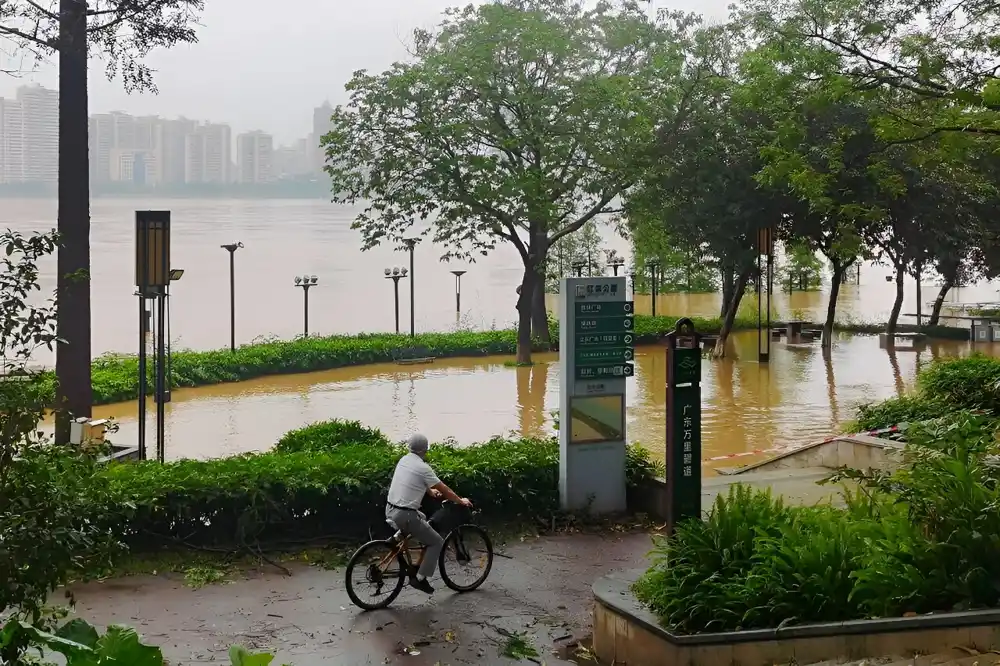 11 nestalih, desetine hiljada evakuisano zbog oluje koja je pogodila južnu Kinu