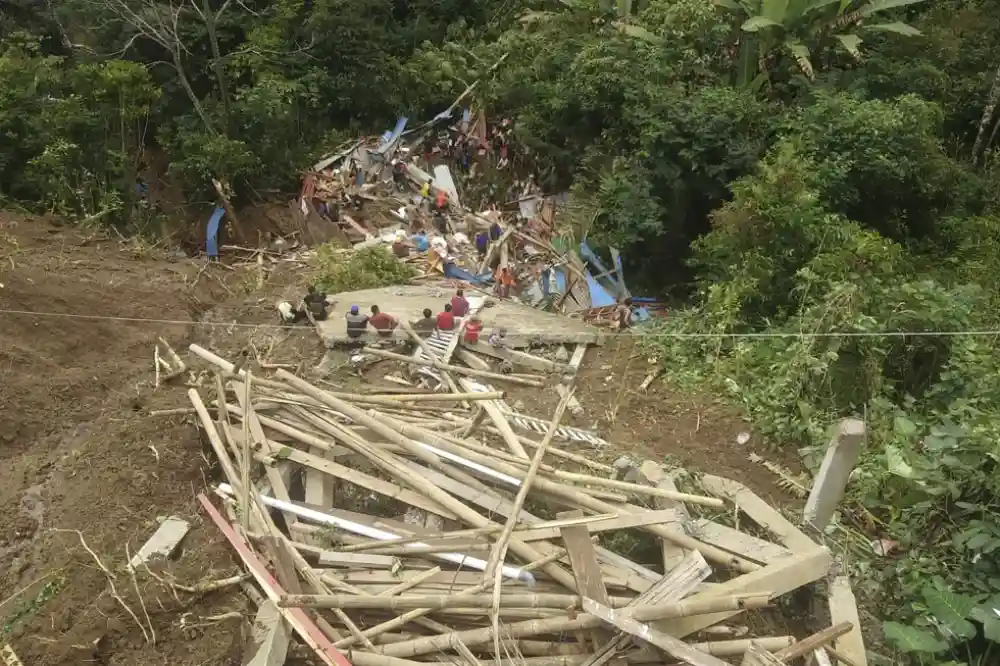 Klizišta pogodila indonezijsko ostrvo Sulavesi, pri čemu je poginulo najmanje 18 ljudi