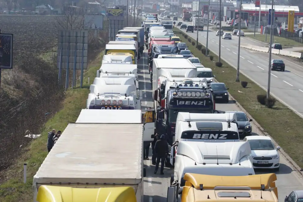 Protest autoprevoznika i špeditera iz Srbije i RS zbog zatvaranja graničnog prelaza