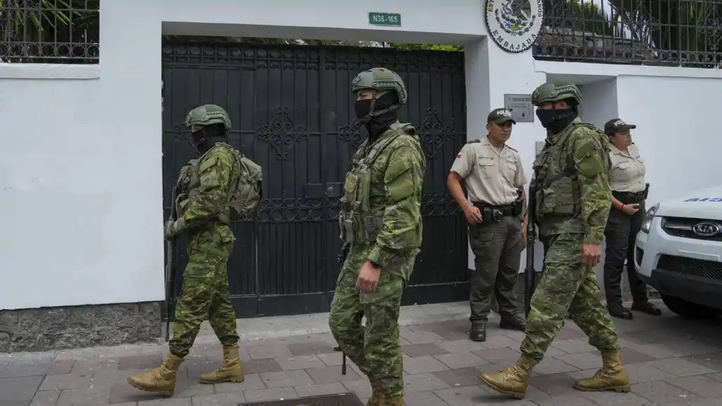 Ekvadorska policija upala u meksičku ambasadu u Kitu dok se diplomatski jaz između zemalja produbljuje